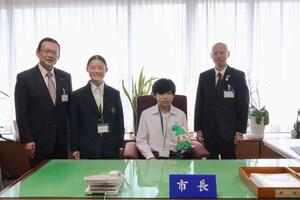 保谷中学校2年生の生徒、市長、副市長の写真