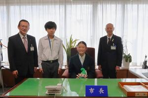 保谷中学校2年生の生徒、市長、副市長の写真