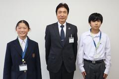 保谷中学校2年生の生徒、市長、副市長の写真