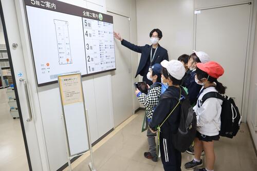 田無庁舎で説明を受ける児童の様子の画像