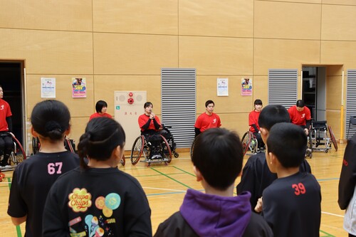 選手が自己紹介している様子の写真