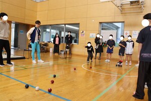 ボッチャを体験している写真