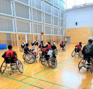 車椅子バスケットボールの試合中の写真