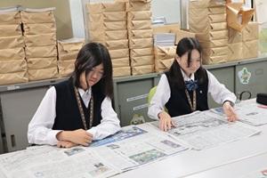 生徒2人が新聞を読んでいる様子の画像