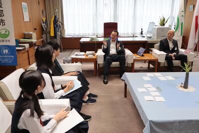 市長・副市長と話している様子の画像