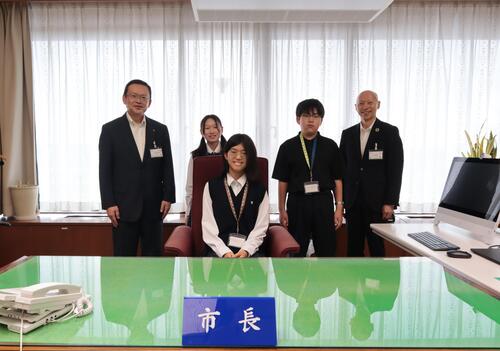 市長室で市長・副市長・生徒3人が並んだ画像