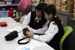 生徒2人が写真を選んでいる様子の画像