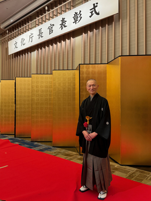 表彰式会場での三遊亭竜楽さんの写真