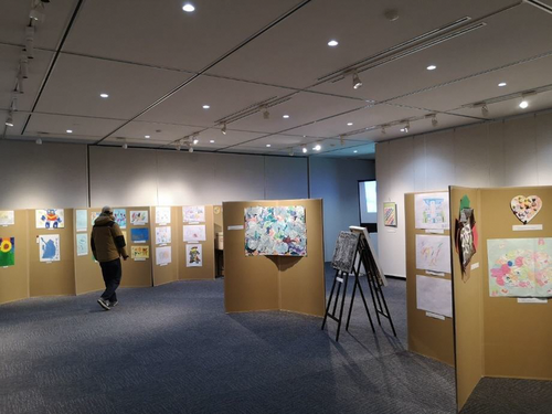 パラアート展覧会の様子（清瀬市）の写真