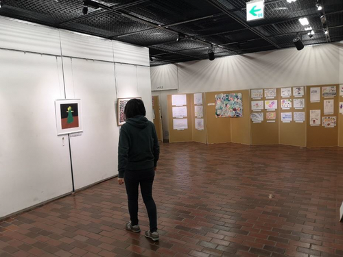 パラアート展覧会の様子（東村山市）の写真