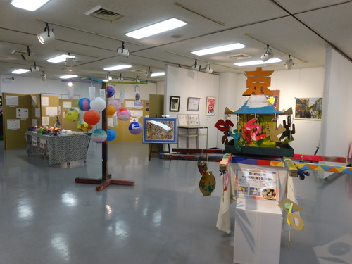パラアート展覧会の様子（小平市）の写真