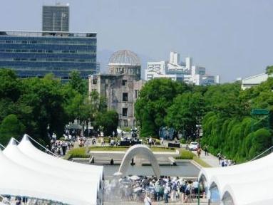 写真：平和記念公園と原爆ドーム