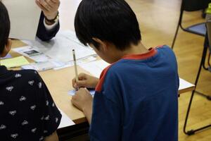 付箋に記入する様子