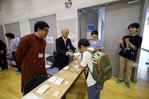 修了証を渡す様子2