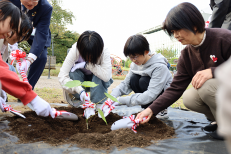 植樹している様子