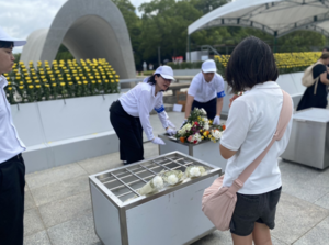平和記念式典参列・献花　