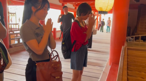 厳島神社で参拝する様子A
