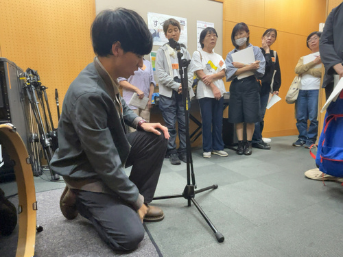 音響機材の扱いを学ぶ様子。
