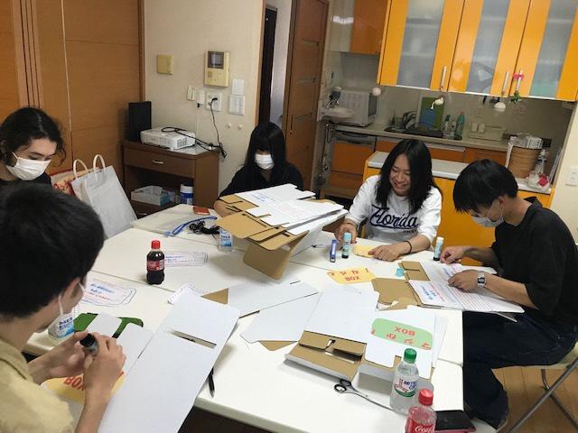 すごろくづくりに参加した若者たちが、一緒にマジか！BOXを作りました