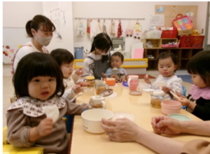 子どもたちが保育室で過ごしている様子