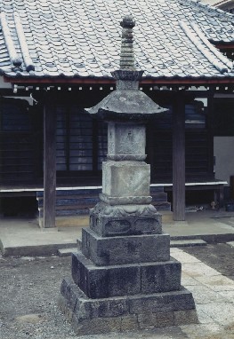 写真：観音寺の宝篋印塔