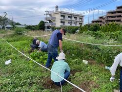 手入れする里山つくり隊画像