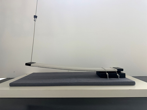 「こんにゃく石」が曲がっている様子の写真