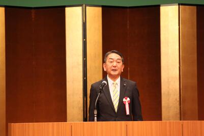 西東京市市議会議長が挨拶で登壇している画像