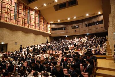 前方からの参加者達の様子の画像