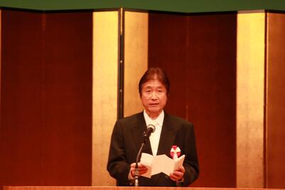 教育長が挨拶で登壇している画像