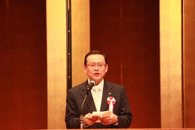 市長が挨拶で登壇している画像