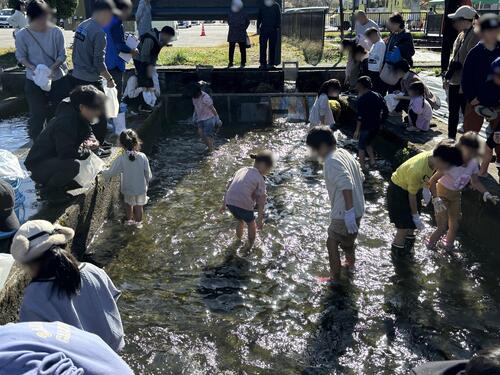 養鱒公園憩いの広場「鱒つかみ体験」