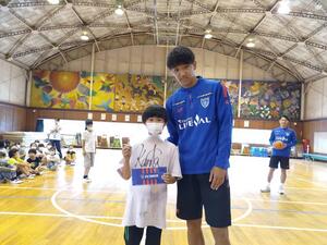 土肥選手とサインをもらった子のツーショット