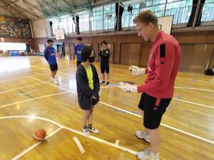 スウォビィク選手がサインを書いている様子