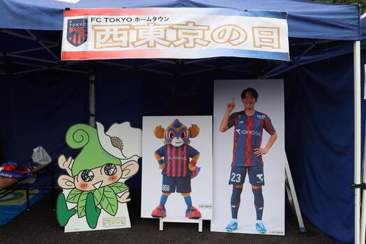 フォトスポットの写真（いこいーなパネル、東京ドロンパ、佐藤龍之介選手の等身大パネルを設置）