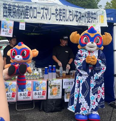 レモネード販売テントに東京ドロンパが来ているときの写真