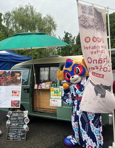 チャンクコーヒーさんのキッチンカーに東京ドロンパが来ている写真