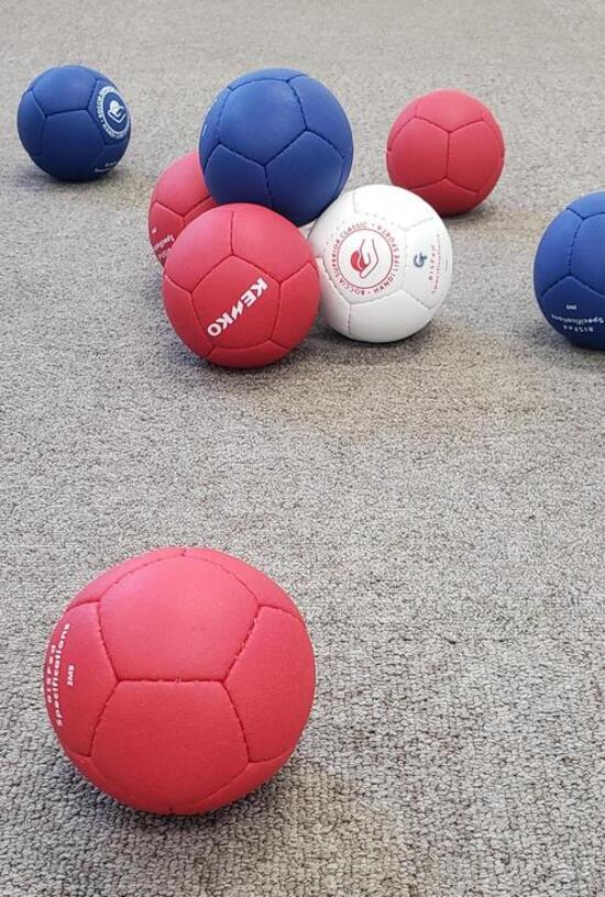 カーペット上でストーンを滑らせるユニカール