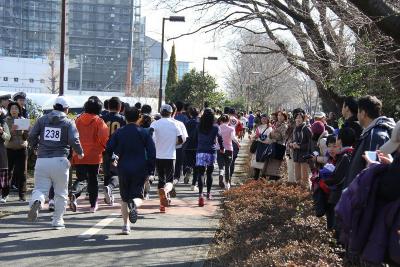 写真：3キロメートル1組目のランナーと沿道の応援