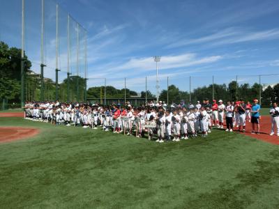 開会式に出席している子ども達