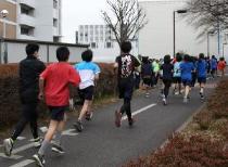 多摩湖自転車歩行車道を走るランナーの様子