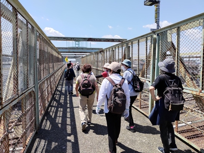 三鷹跨線人道橋を歩いている写真