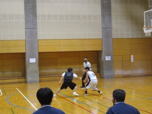 選手同士がドリブルの攻防をしている写真