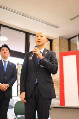副市長が挨拶をしている様子
