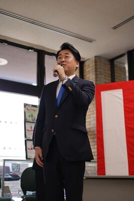 議長が挨拶をしている様子