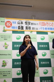 森薗監督が挨拶している様子