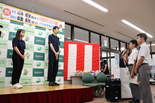 田無第四中学校卓球部が応援メッセージを伝える様子