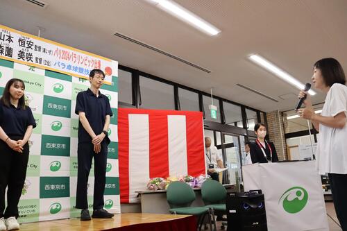西東京市卓球連盟が応援メッセージを伝える様子