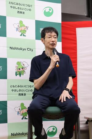 山本監督が質問に答えている様子