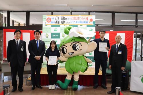 教育長、議長、森薗監督、いこいーな、山本監督、副市長の集合写真
